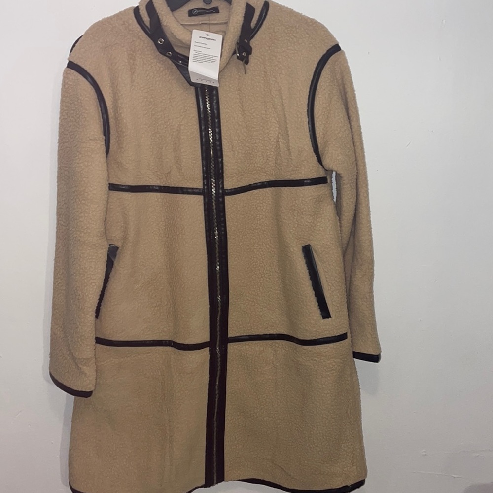 Womens tan/brown warm coat/jacket. Goes well with Ugg boots 😌